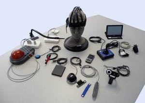 Foto: Brain Computer Interface, Joystick, Taster, Webcam und Touchscreen liegen auf einem Tisch